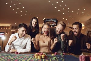 Jogadores de poker online competindo no GGBB cassino com o GGBB app.